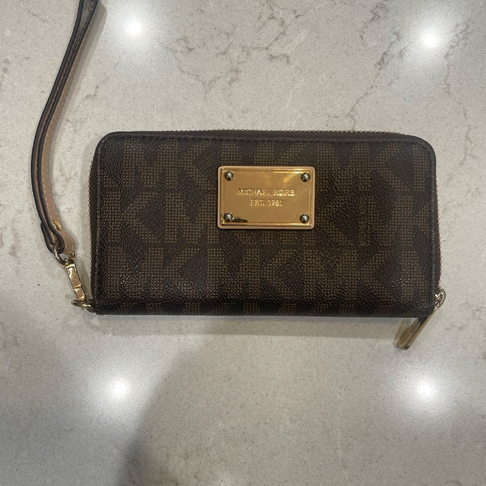 Micheal Kors Round Zip MK large Logo Wallet